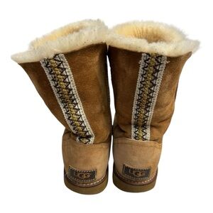 UGG Classic Short Tasman Braided Boots Size 8 Retail $200
Suede Shearling Warm